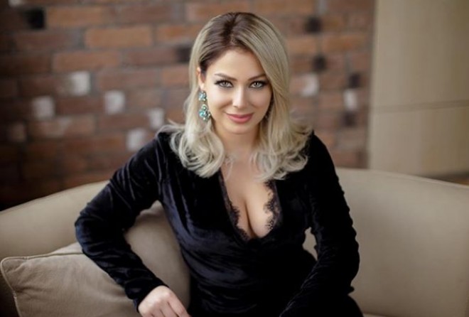 Mələyin sinə dekoltesi – foto