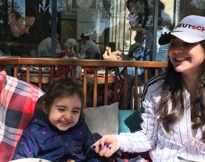 Keçmiş müğənni qızı ilə&nbsp;şəkil çəkdirdi