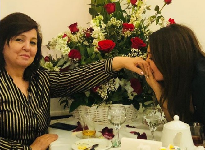 Teleaparıcı anasını təbrik edib