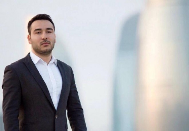 Bəstəkar yenə övladının üzünü gizlətdi