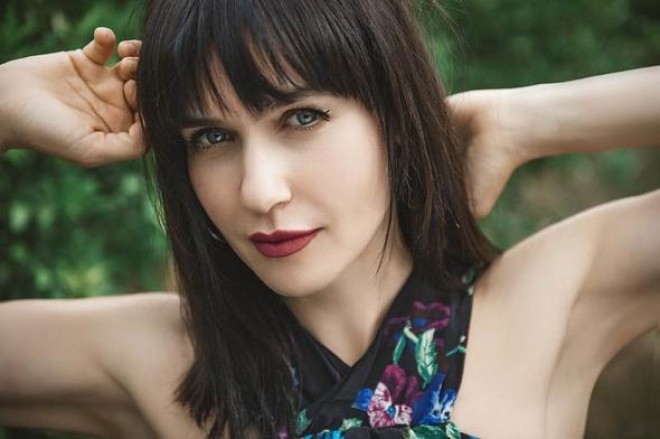 Türkiyəli aktrisa dekoltesi ilə diqqət çəkdi