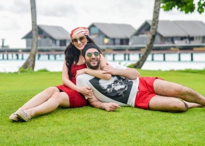 Türkiyəli aktyor xanımı ilə tətildə - foto