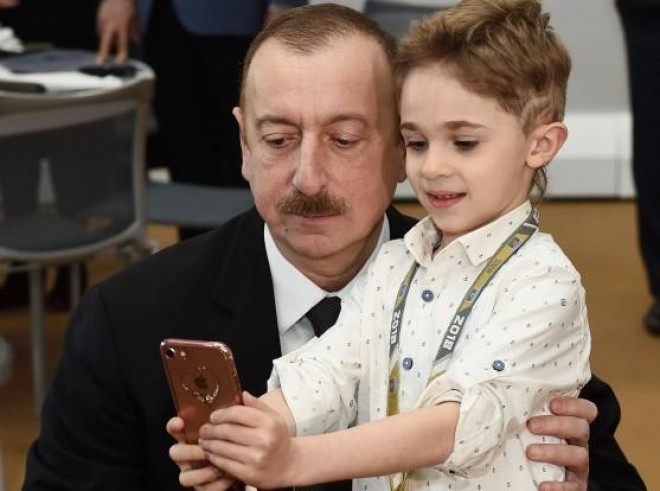 Prezident azarkeşlərlə selfi çəkdirdi – foto