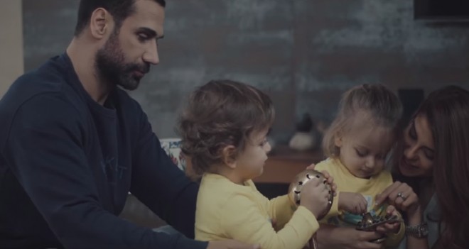 Doğuş əkiz övladlarını klipinə çəkdi