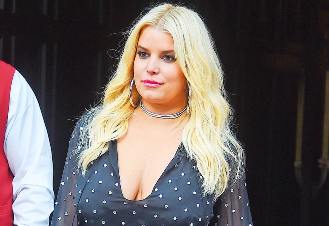 Müğənni gecə geyimində küçəyə çıxıb - foto