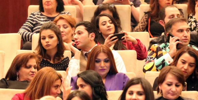 Müğənni ata olmağa hazırlaşır