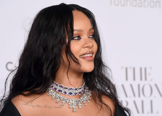 Rihanna alt paltarı istehsalına başlayıb