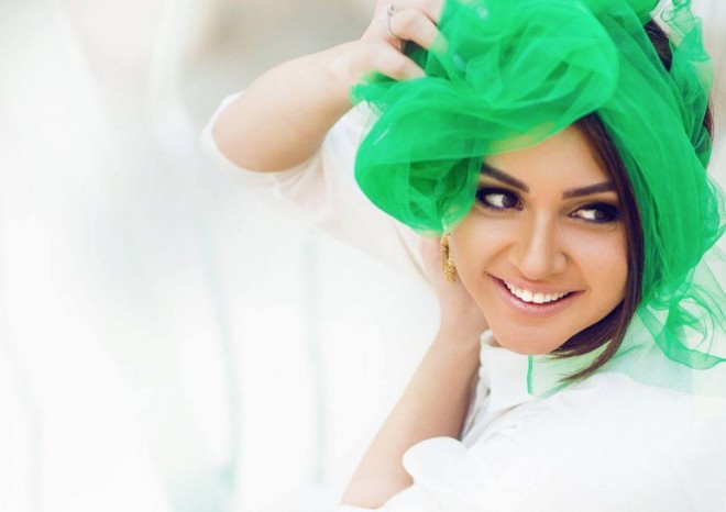 Samirə Mustafayeva vizajistliyə başlayıb – foto