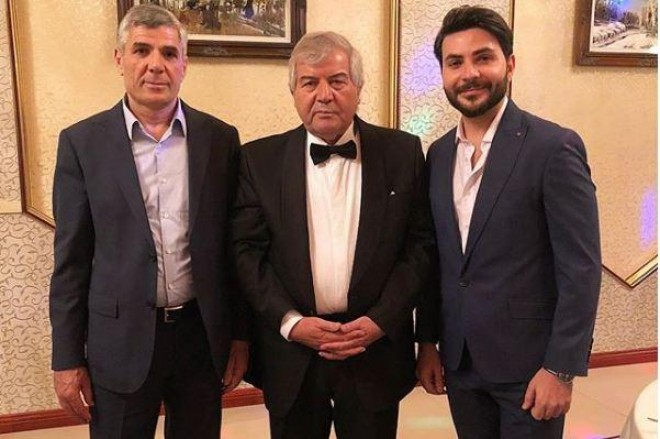 Müğənni atası və qayınatası ilə birgə