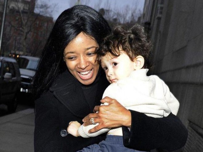 Keçmiş model oğlu ilə birlikdə özünü binadan atıb