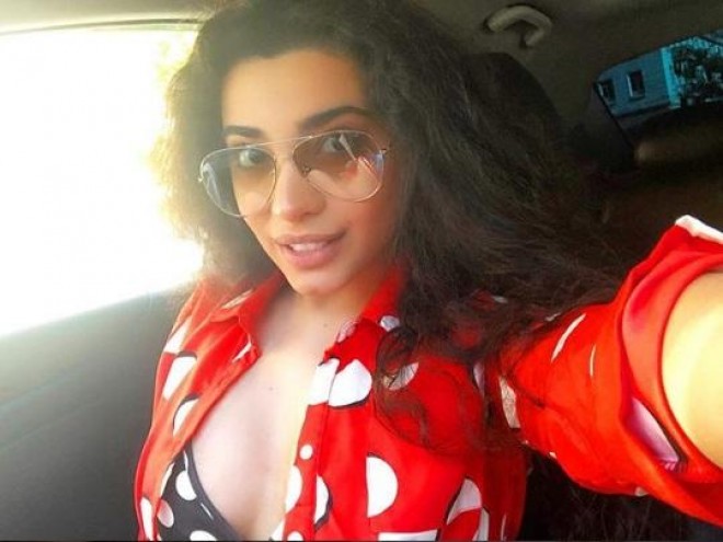 Müğənninin açıq sinəsi tənqid olundu