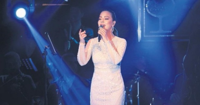 Ebru zinyət əşyaları ilə diqqət çəkdi - foto