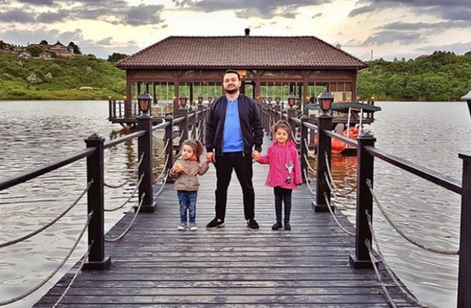 Nazim qızları ilə şəkil çəkdirdi