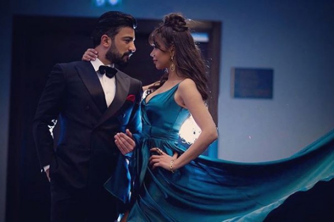 Kişi və qadın aparıcıların şəkli