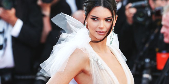 Model Kendal Cenner göz qamaşdırdı - foto