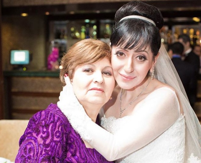 Emma Ələkbərzadə anasını qucaqladı