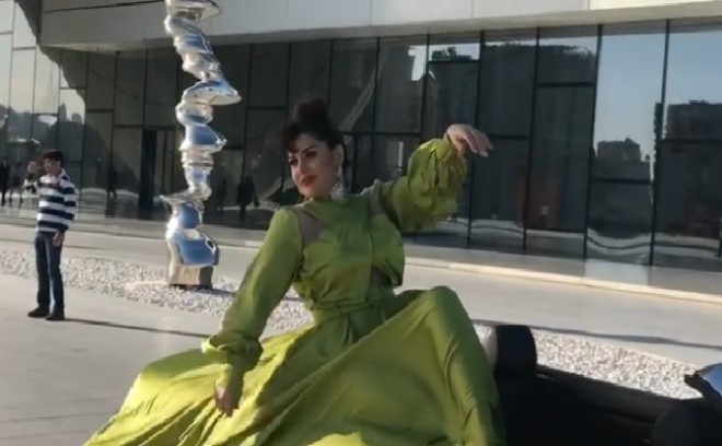 Xatun yeni "poz"&nbsp;verdi - video