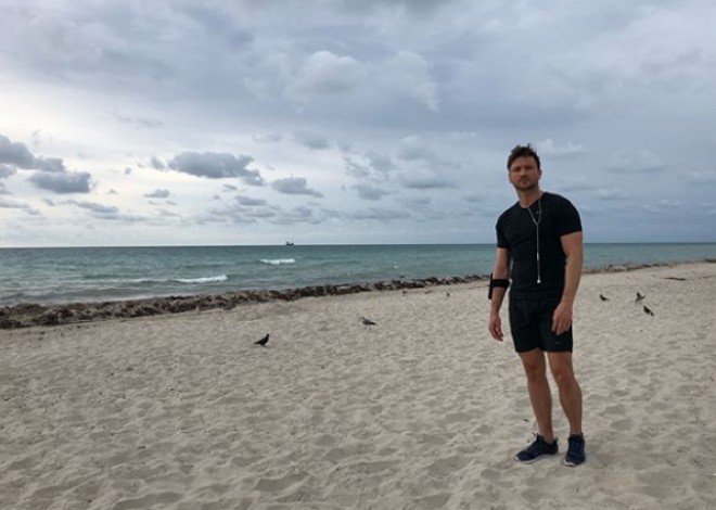 Sergey Lazarev çimərlikdə - foto