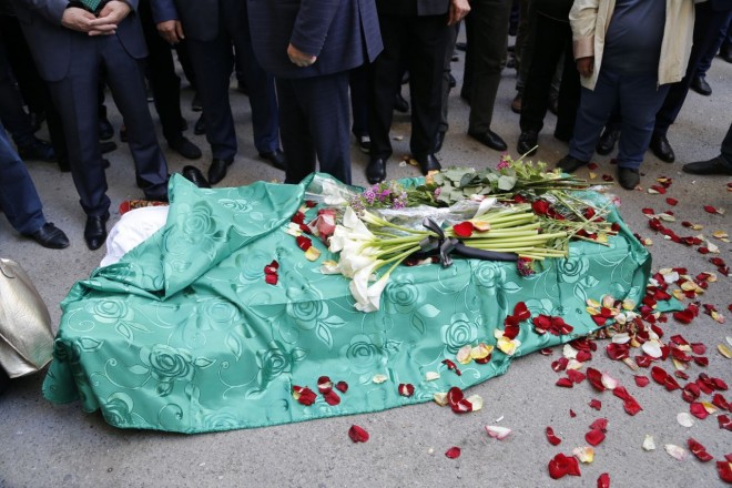“Polad kimi gəldi, polad kimi də getdi, Azərbaycan teatrının sütunu uçdu” - Fuad Poladov alqışlarla son mənzilə yola salındı - reportaj