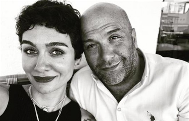 Aktrisa saçlarını kəsdirib