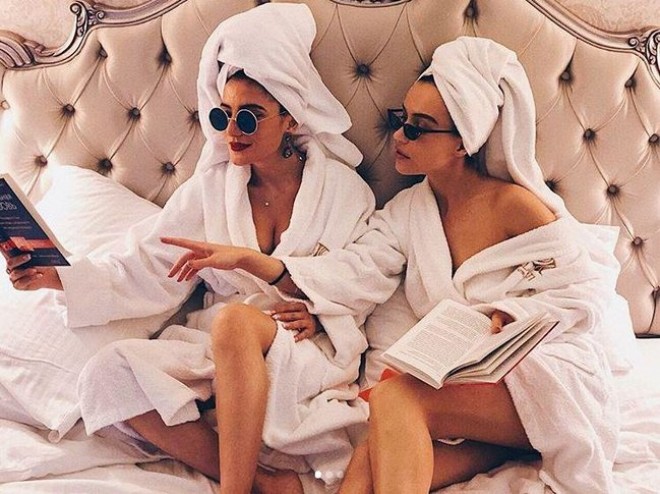 Azərbaycanlı müğənni həmcinsi ilə yataqda - foto