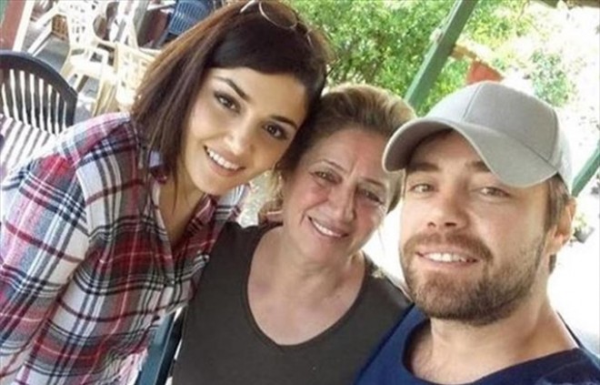 Müğənni sevgilisini anasına göstərib