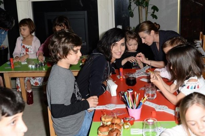 Analar gününə əkizləri ilə gedib - foto