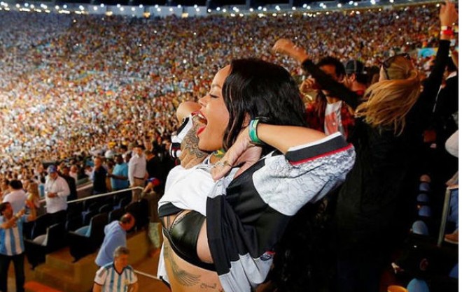 Rihanna Sankt-Peterburqa gəlib