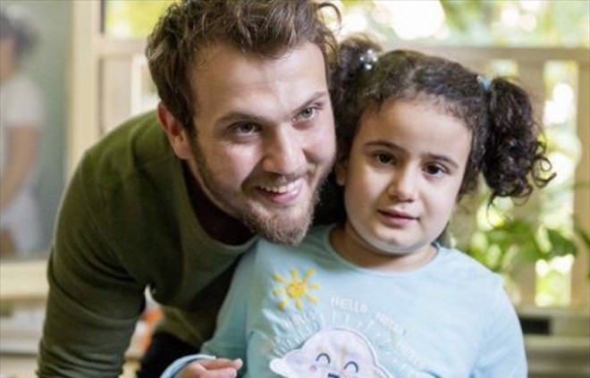 Aras Bulut İynemli&nbsp;uşaqlarla əyləndi