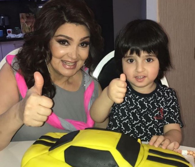 Xalq Artisti nəvəsi ilə - foto