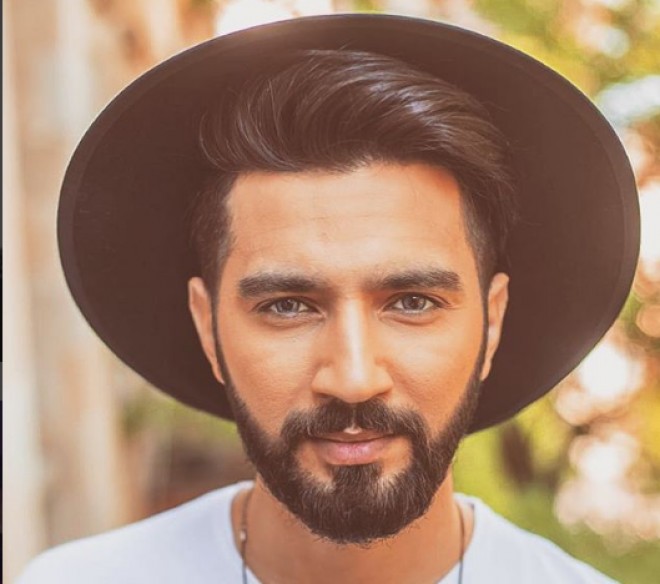 Gənc müğənni fotosessiya etdirib