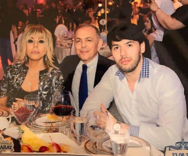 Brilliant Dadaşovan ailəsi ilə toyda 