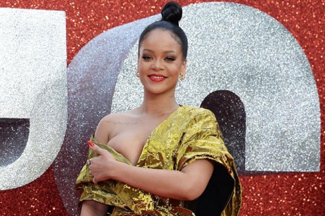Rihannanın sinəsi açıldı - foto