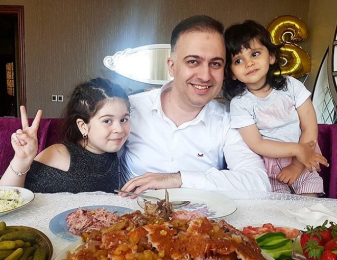 Hüseyn qızları ilə bayram süfrəsində