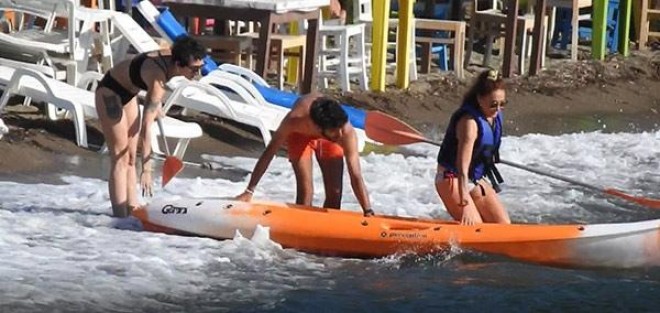 Birce Akalay Bodrumda dincəlir