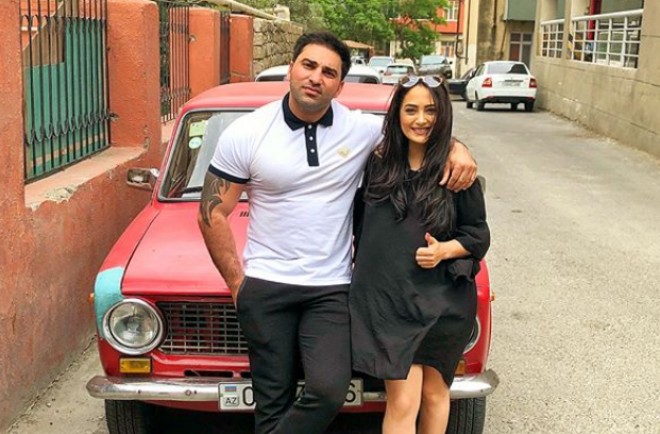 İdmançı əcnəbi müğənni ilə bir yerdə