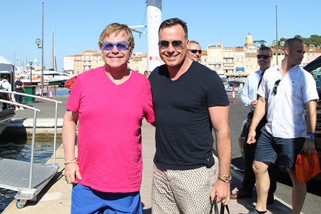 Ermənistanda Elton Cona yumurta atdılar