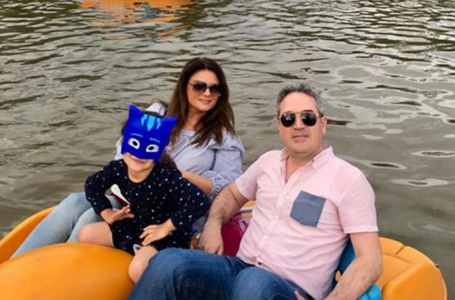 Aparıcı ailəsi ilə istirahətə gedib