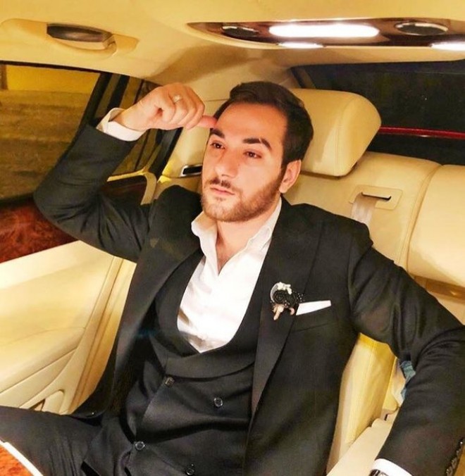 Orxan Babazadə lüks avtomobil sürür -&nbsp;foto
