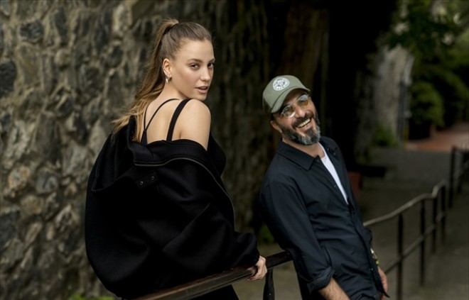 Serenay Sarıkaya Jabbar ilə mahnı oxudu