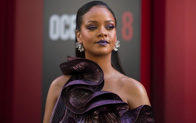 Rihanna xalçaya aktrisa kimi çıxdı