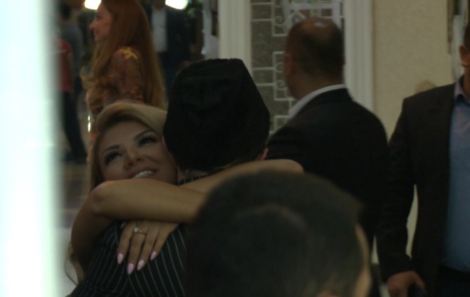 Tədbirə qeyri-adi stildə qatılan Rəhim Rəhimli aparıcını qucaqladı