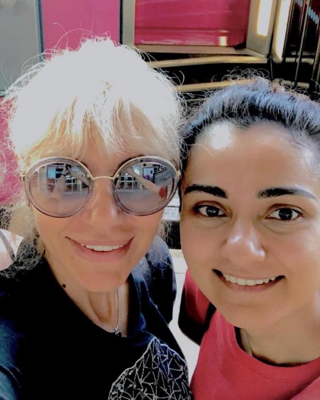 Əməkdar Artistin xaricdə oxuyan qızı ilə şəkli