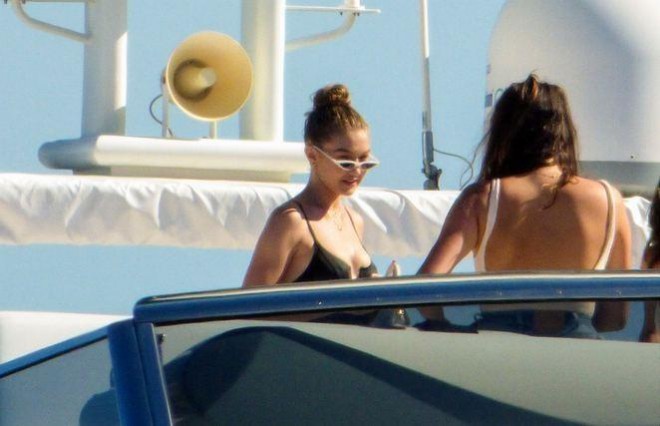 Modellər Mikanosda tətil keyfində - foto