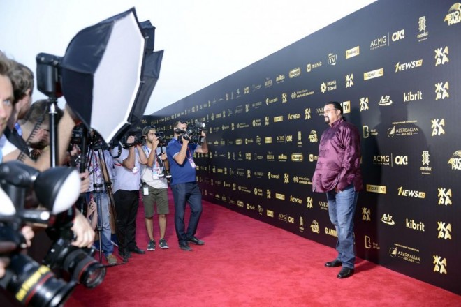 ​Stiven Siqal Bakıda mahnı oxudu - foto