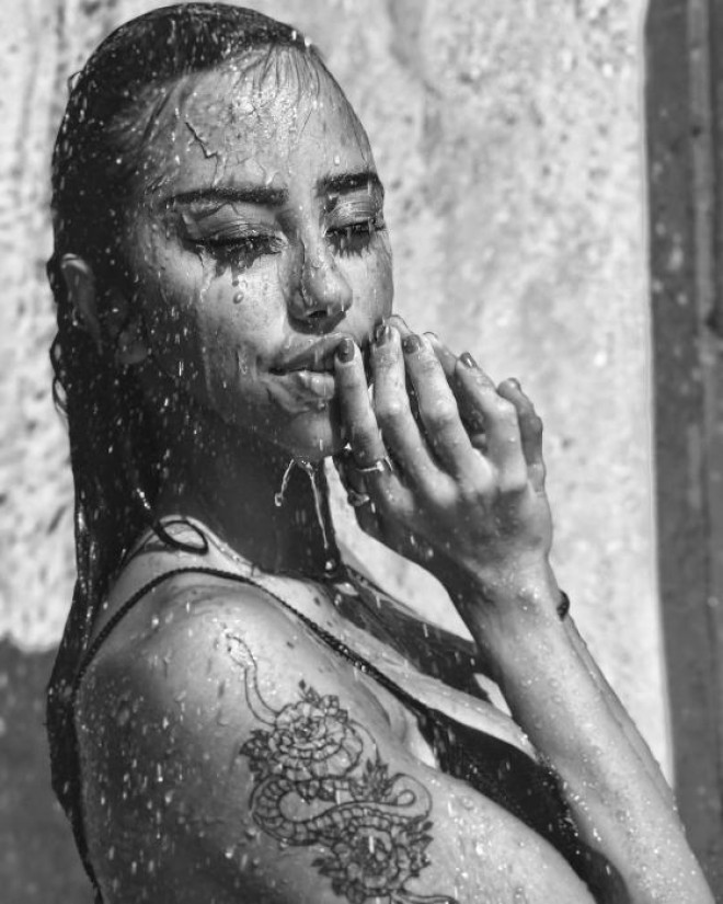 Aktrisa vanna otağında şəkil çəkdirdi