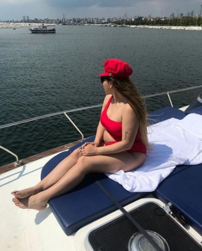 Hamilə müğənninin şəkli tənqid olundu&nbsp;