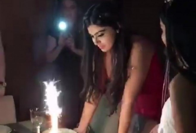 Müğənni qızına doğum günü keçirdi - video