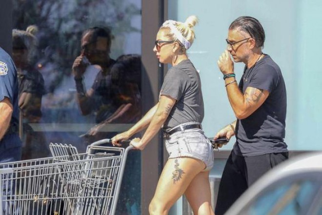 Ledi Qaqa qısa şortiklə marketə gedib - foto