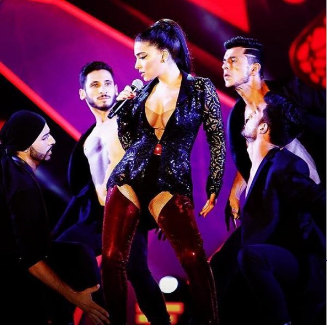 Səmra Rəhimli bikinili tulumda səhnəyə çıxdı - foto